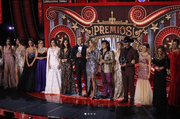 Al final de la entrega, todos los conductores de Bandamax subieron al escenario para despedirse.