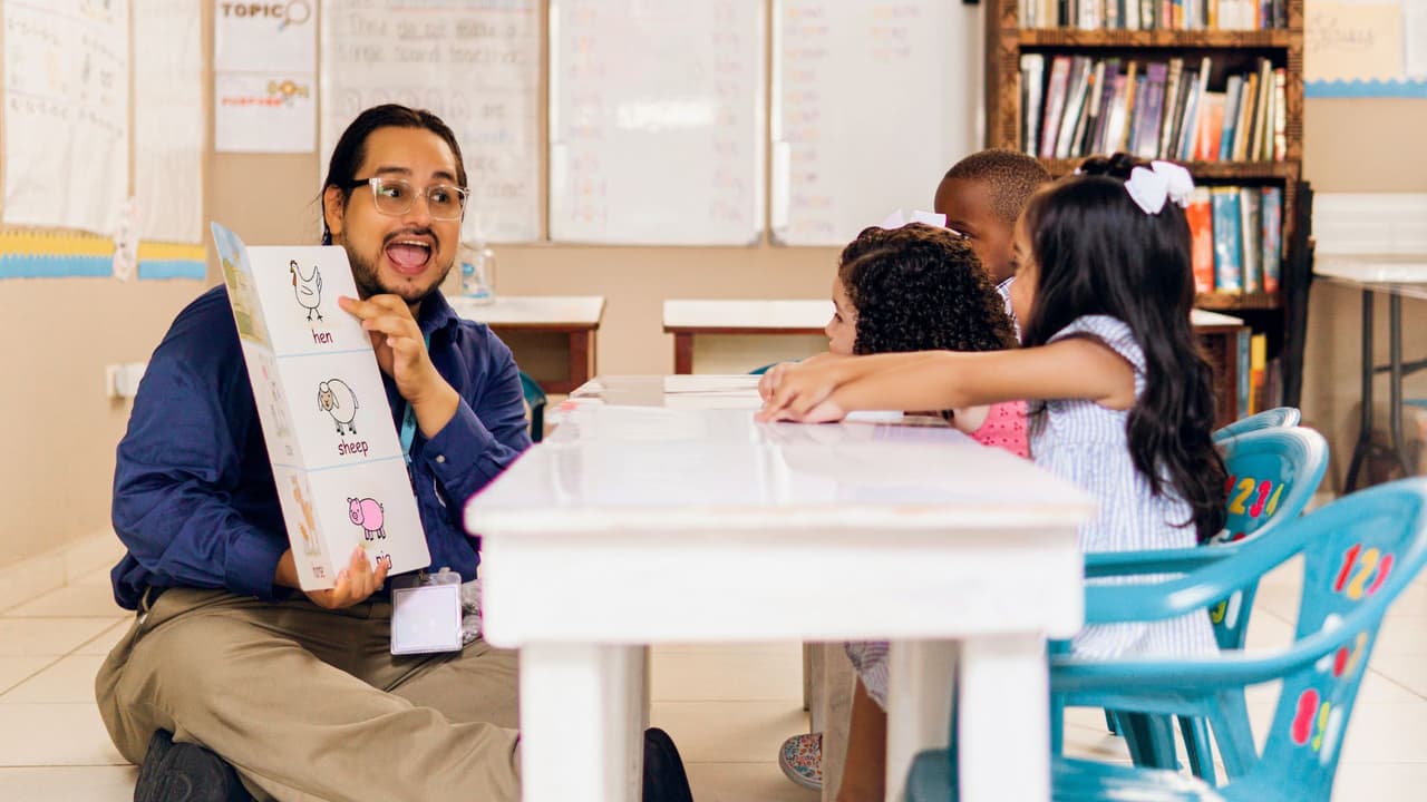 <h3 class="cms-H3-H3">Houston: escuelas y bibliotecas de la mano </h3>
<br>En Houston, 
<a href="https://www.houstonisd.org/" target="_blank">HISD</a> concentra muchos de sus esfuerzos en Las Américas Newcomer School, que 
<b>atiende a estudiantes de 6.º a 8.º grado recién llegados.</b> Ahí los niños no solo reciben inglés, también 
<b>cursan materias regulares con un enfoque adaptado para quienes aún están aprendiendo el idioma. </b>
<br>
<a href="https://share.google/TKVSJfkjjlQQDJJqI" target="_blank">📍 6501 Bellaire Blvd, Houston</a>
<br>☎️ (713) 773-5300 
<br>Los padres con hijos en otros grados 
<b>pueden acudir directamente a la escuela de su vecindario y solicitar hablar con el coordinador ESL. </b>
<br>Otra vía es llamar al Departamento Multilingüe de HISD, que ofrece orientación en español y explica qué apoyos tiene cada campus. 
<br>☎️ (713) 556-6961