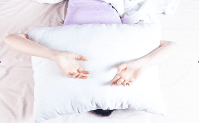 Adolescente intenta calmar a su hermana de 3 años y la tapa con una almohada: ahora enfrenta cargos de homicidio   