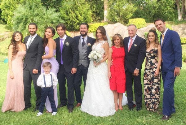 Esta es una de las primeras fotos familiares ya convertidos en marido y mujer.