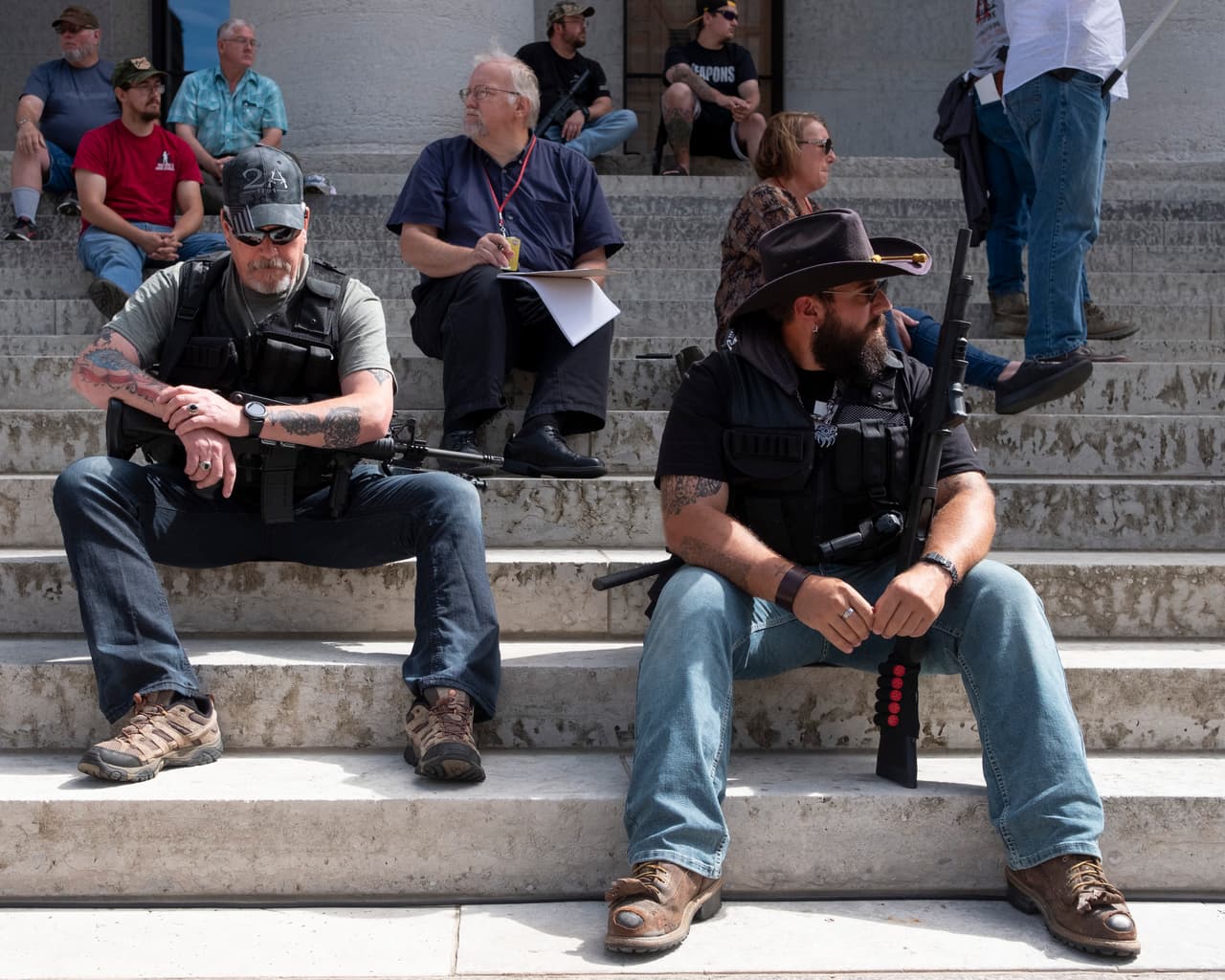Algunas personas defendieron su derecho a portar armas largas, mostrando su armamento de guerra frente a la gobernación de Columbus, Ohio. La discusión sobre el control se avivó en ese estado luego de la tragedia de Dayton, en Ohio, cuando el 4 de agosto de 2019
<a href="https://www.univision.com/noticias/tiroteos/10-muertos-incluido-el-atacante-deja-un-tiroteo-masivo-en-ohio-a-menos-de-13-horas-de-la-tragedia-de-el-paso">un hombre asesinó a 9 personas e hirió a 27. </a>