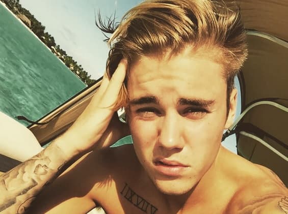 En diversas ocasiones se ha rumorado que Bieber coquetea con el mundo gay, pero él siempre lo ha negado.