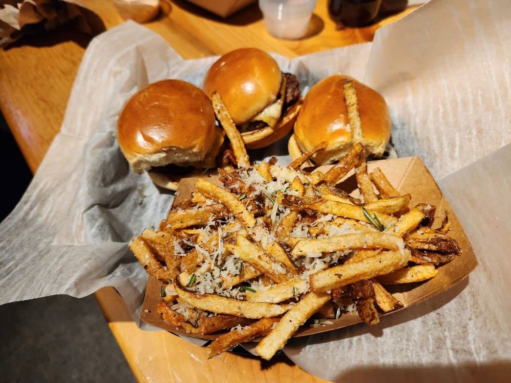 <b>CowBar Burgers & Fries</b>
<br>
<b>Dirección</b>: 411 West Morgan St. Raleigh, NC. 27603
<br>
<b>Teléfono</b>: (919) 917-7302
<br>
<b>Sitio web</b>:
<a href="https://order.toasttab.com/online/cowbar">https://order.toasttab.com/online/cowbar</a>
<br>
<b><a href="https://www.yelp.com/map/cowbar-burgers-and-fries-raleigh-2">Cómo llegar</a></b>
<br>
<br>Este restaurante vende hamburguesas con papas fritas, las cuales son aclamadas por varios de sus clientes en Yelp.