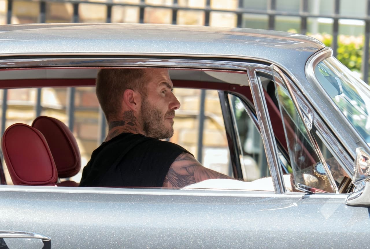 Gran sorpresa nos llevamos al ver a
<b> David Beckham</b> a bordo de un auto clásico, súper cotizado entre los grandes coleccionistas, y coche de uno de los personajes de acción más famosos de Hollywood.