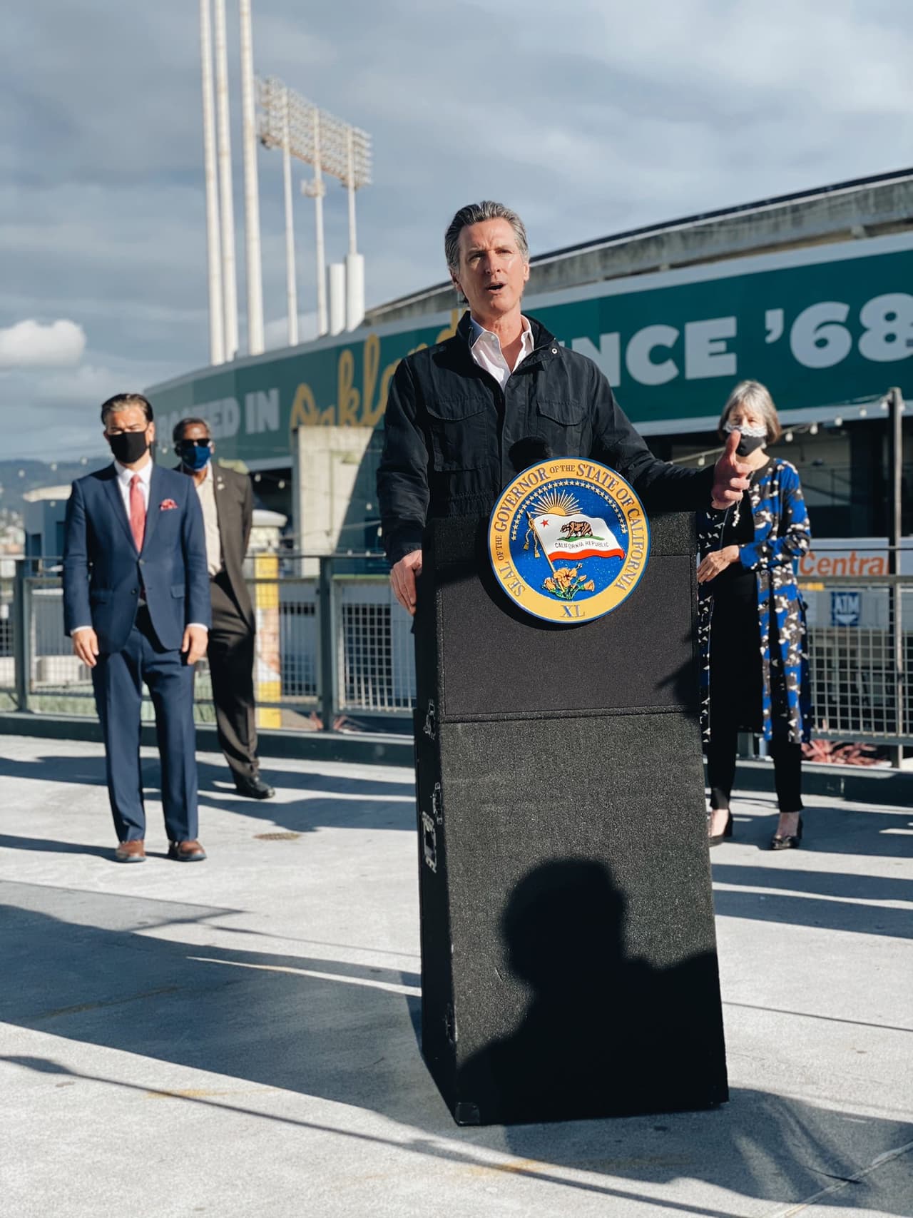 <b>Coliseo de Oakland | 7000 Coliseum Way, Oakland, CA</b>
<br>
<br>El gobernador Gavin Newsom anunció que a partir del 16 de febrero, el
<a href="https://www.univision.com/local/san-francisco-kdtv/esto-debes-saber-sobre-el-centro-de-vacunacion-masiva-en-el-coliseo-de-oakland-video">Coliseo de Oakland</a> comenzaría a operar como el primer centro de vacunación masiva en colaboración con la administración del presidente Joe Biden. Se espera que el sitio pueda recibir a unas 6,000 personas al día para suministrarles dosis.
<br>
<br>Los centros de vacunación serán administrados las agencias FEMA y Cal OES. “En la lucha contra el coronavirus las alianzas son esenciales, especialmente cuando se trata de apoyar a los más necesitados”, indicó Newsom.