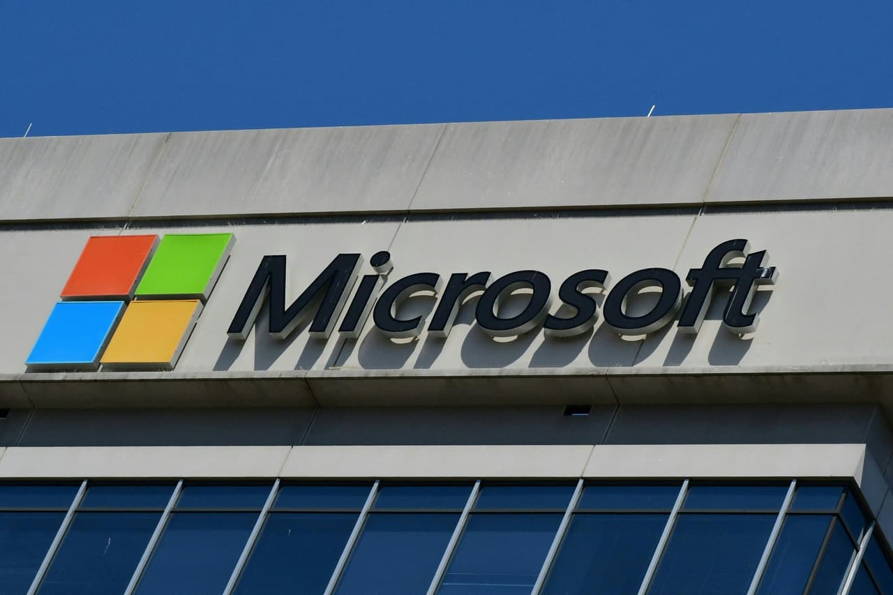 <b>Puesto 4. Microsoft</b>
<br>
<br>Valor de la marca en 2021: 140,400 millones de dólares.
<br>
<br>Cambio en el valor de la marca de 2020 a 2021: +23.4% (+18,000 millones de dólares).
<br>
<br>Sector: tecnología.
<br>
<br>País: Estados Unidos.
<br>
<br>Microsoft es una de las marcas más conocidas del mundo y como muchos otros negocios tecnológicos recibió un gran impulso en la pandemia.
<br>
<br>Su valor de marca aumentó 20% de 2020 a 2021, lo que la convierte en una de las marcas de más rápido crecimiento en esta lista.
<br>