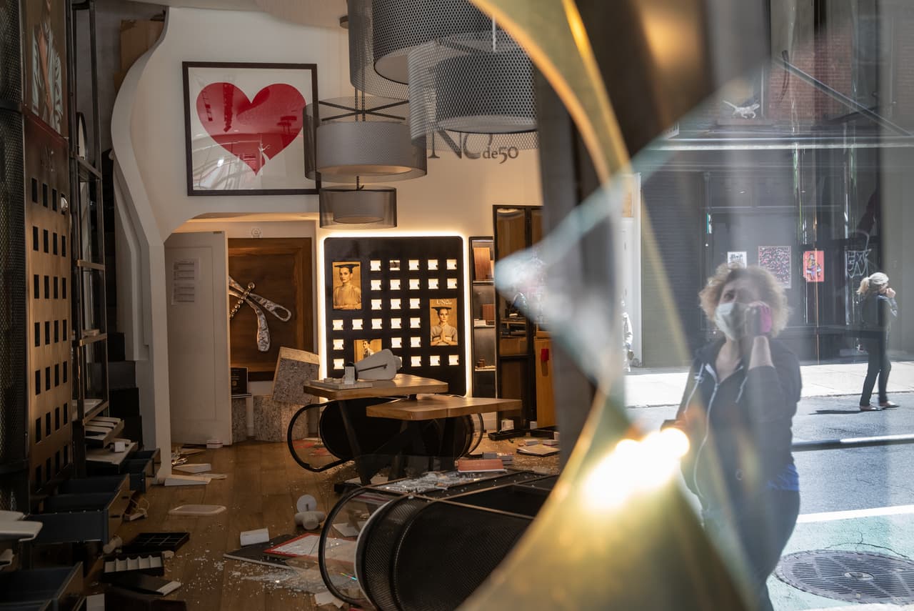 La sala de exhibición de joyas y accesorios UNOde50 se muestra en desorden la mañana después de que fue saqueada en el vecindario Soho de Manhattan el 1 de junio de 2020 en la ciudad de Nueva York.