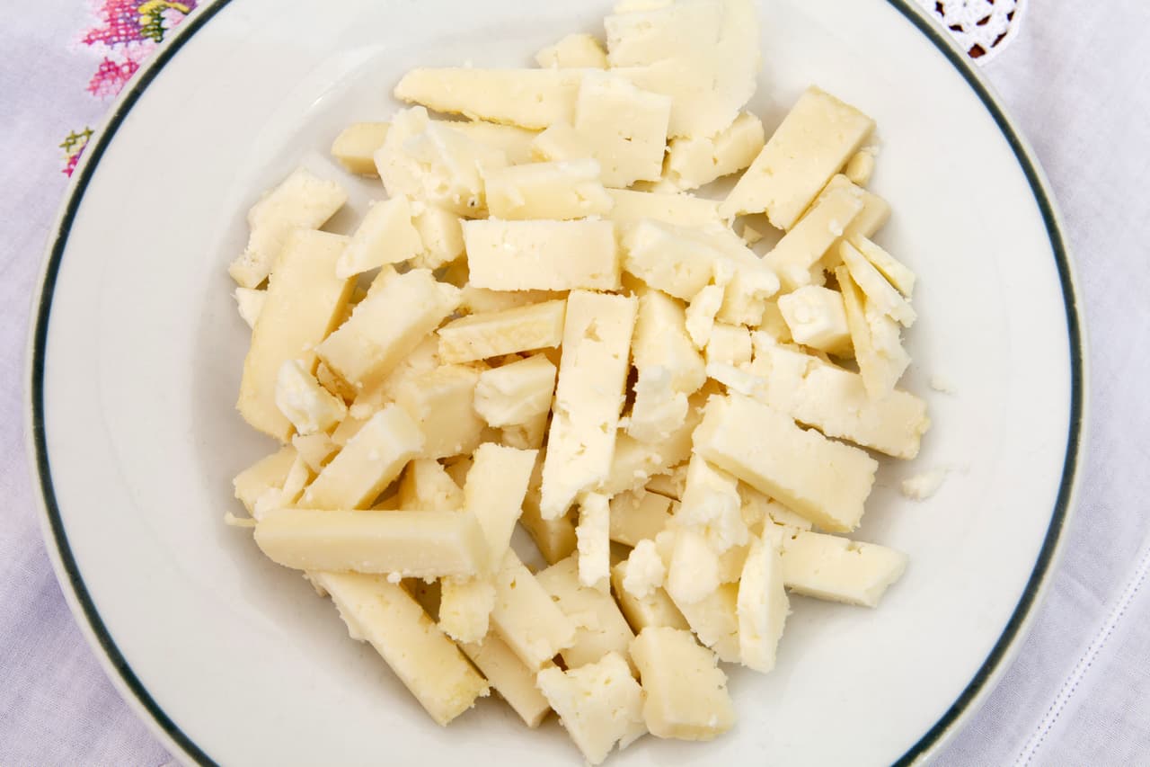 Para la salsa no olvides todos los ingredientes que son: tomates, el cilantro, cebolla, sal, chiles, queso y el caldo de pollo.