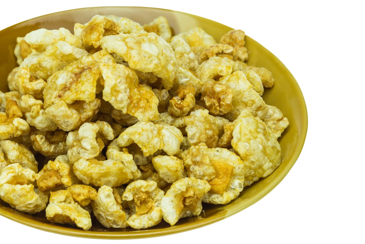 En una cazuela pon aceite y cuando ya está caliente vacía toda la salsa. Al momento que hierva agrega el chicharrón en trozos no muy grandes y da un toque de sal. Si la salsa te queda espesa puedes agregar agua caliente. Ahora solo deja el chicharrón hasta que hierva y listo.