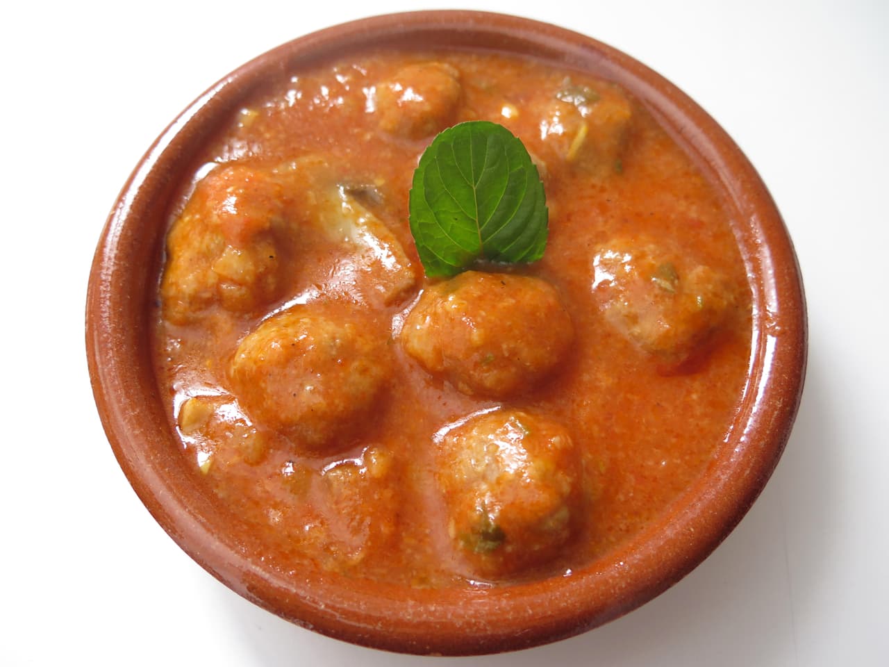 Albóndigas. Si preparas albóndigas seguro que no te vas arrepentir. Solo debes poner en un tazón las migajas de pan con la leche y en otro debes combinar la carne de cerdo, de res y de ternera.