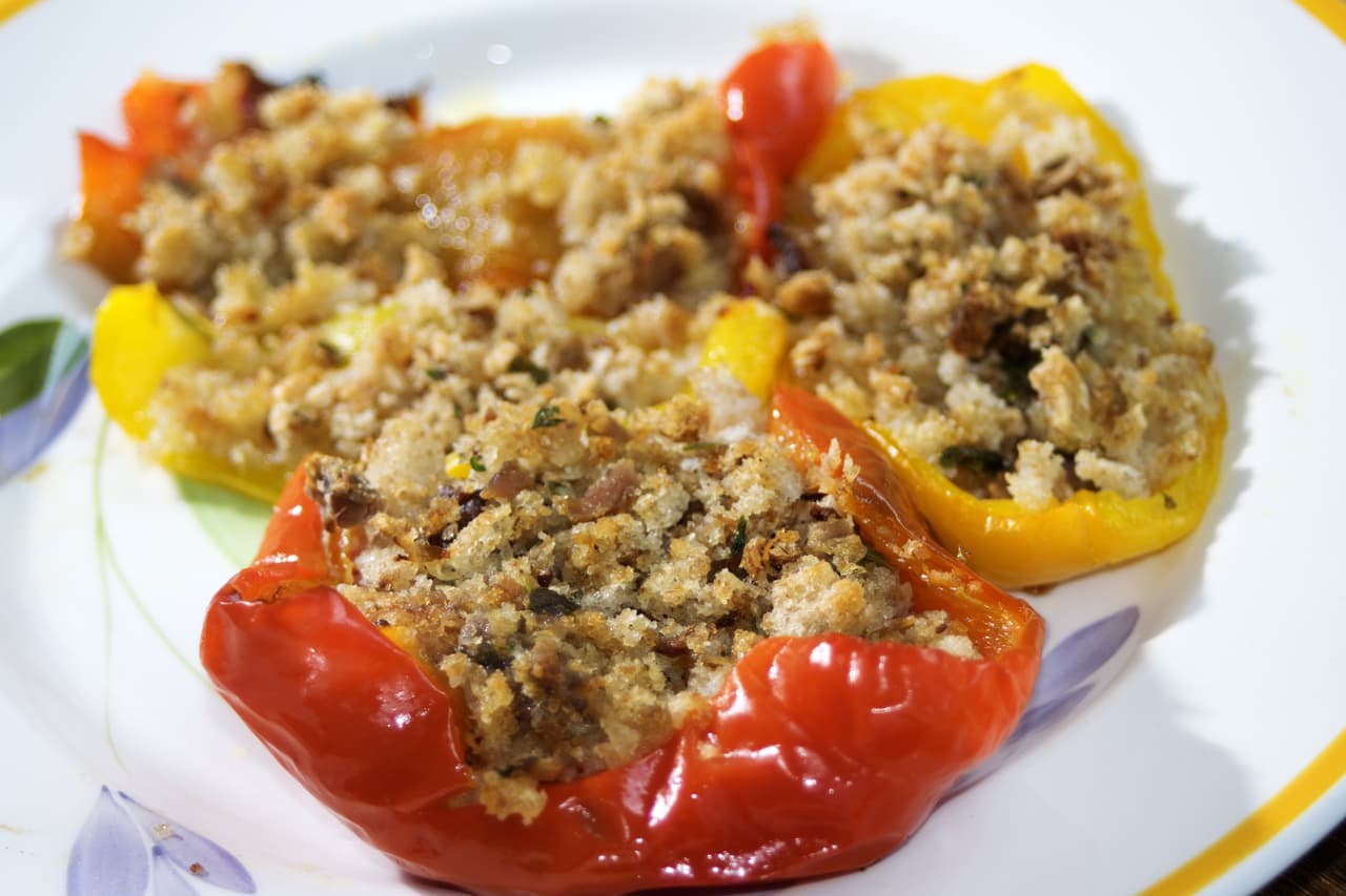Chiles rellenos. Sin duda los chiles rellenos son una deliciosa receta mexicana. Para prepararlos necesitas chiles poblanos grandes, huevos, harina de trigo, puré de tomate, jitomates, sal y consomé en polvo y queso.