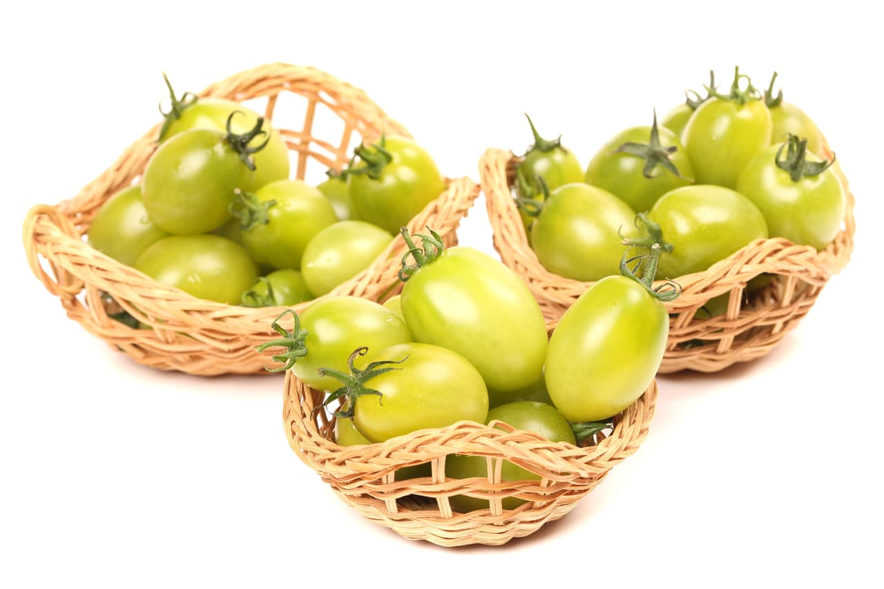 Primero debes hacer la salsa, para la que debes cocer los tomatillos y pasarlos a la licuadora junto con la cebolla, el ajo y el cilantro. Puedes usar la misma agua en que se cocieron los tomatillos y el chile para licuar todo.