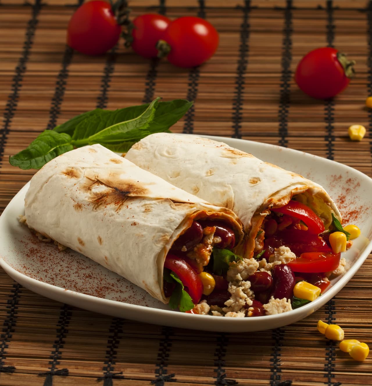 Lo mejor de los burritos es que los ingredientes puedes variarlos y poner tus favoritos. No te olvides de servir con diferentes salsas muy picantes.