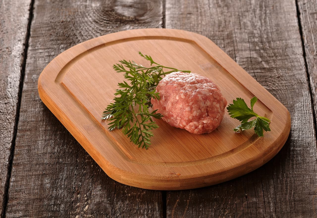 No olvides sazonar con sal y pimienta. Añade el pimentón, perejil, salvia, cebolla, ajo y queso parmesano. Ahora es tiempo de que mezcles todo con las manos para que la carne te quede perfecta.