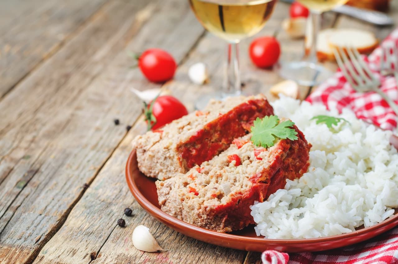 Finalmente incorpora la leche y los huevos batidos, ahora si puedes formar las bolitas y cocinarlas en la salsa. Las puedes acompañar con arroz y saben deliciosas.