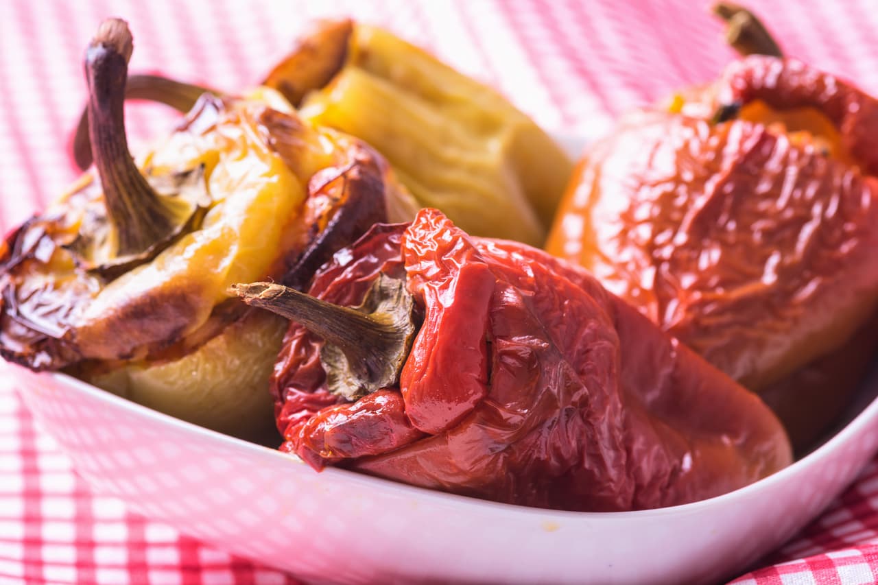 Aunque el más popular es el queso. Los chiles rellenos los puedes capear o también es válido que solo los pongas en una cama de salsa con alguna guarnición, como unos frijoles o papás.