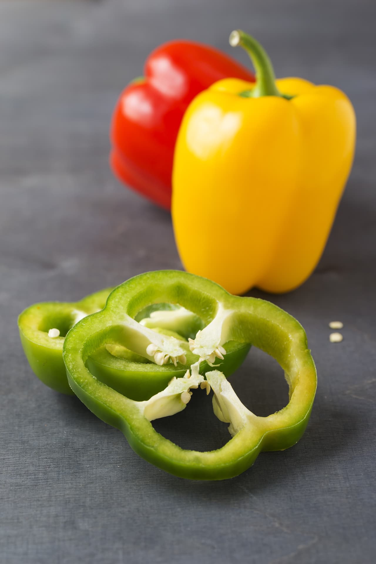 Para hacer un burrito debes picar todos los ingredientes, calienta la tortilla y cuando esté lista debes rellenarlo con todos los ingredientes. Procura que todo te quede en medio pues doblarás la tortilla.