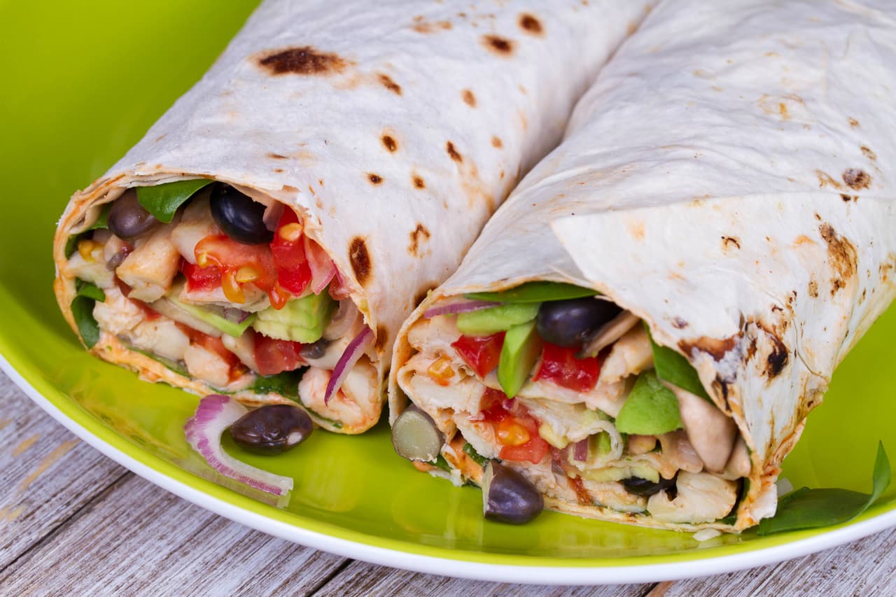 Burritos. Nadie se puede resistir a unos burritos, los ingredientes que necesitas en tu cocina son: tortillas para burritos, pollo en pedazos y ya cocido, arroz, lechuga cortada en tiras, pasta con frijoles refritos, queso, pimientos y guacamole.