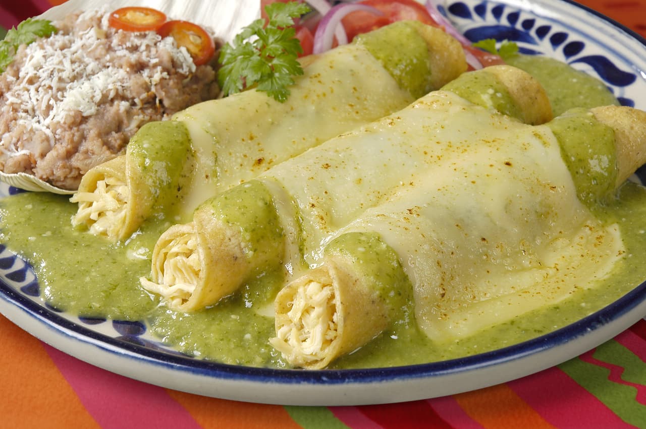 Enchiladas Suizas. Esta receta es un verdadero deleite, son las enchiladas verdes pero el toque para que se le llamen suizas, es que en la parte de arriba llevan una capa de queso derretido.
