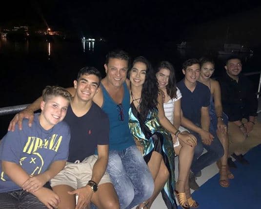 "[...] Ellos están súper felices, contentos también porque Lucian tiene cuatro hijos: una hija de 19, otra de 17 y unos gemelos de 14 (años)[...]", agregó.