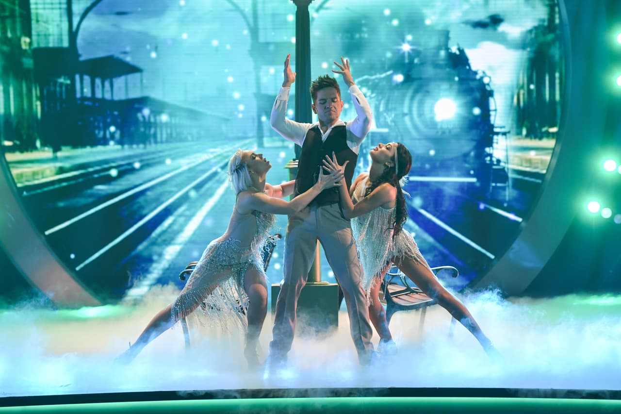 Con todo lo que había aprendido durante las seis semanas que duró el show, El Dasa no sólo se sintió listo sino poderoso, y encantado de poder bailar un tango no con una sino con dos bailarinas.