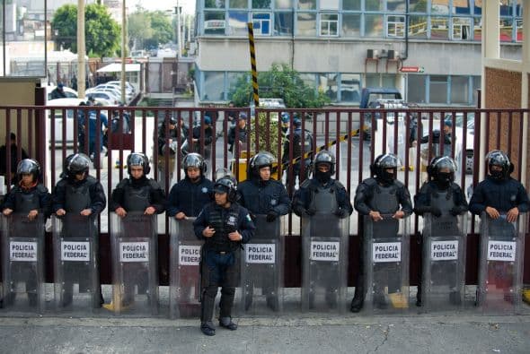 Uno de los grandes aciertos que le aplaudió la mayoría de los mexicanos a Calderón fue la extinción y liquidación de la Compañía de Luz y Fuerza del Centro (LyFC) la cual era operada por uno de los sindicatos más fuertes del país.