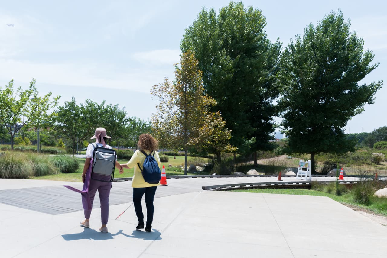 Mónica Espinoza, coordinadora de Immigrants With Disabilities, guía a Angulo a un encuentro el State Historic Park de Los Ángeles.
