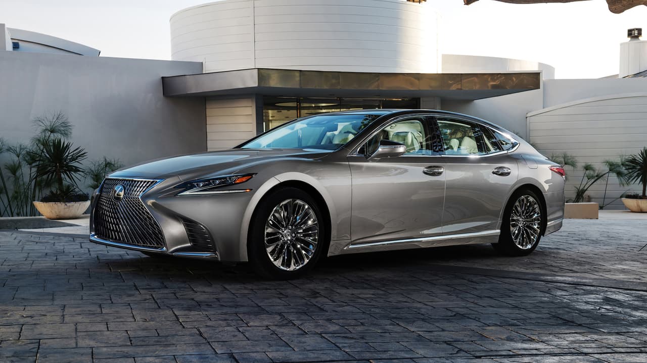 Según manifestó Lexus, el objetivo con el LS no era mejorar lo ya hecho, si no directamente superar las expectativas de los consumidores de coches lujosos. En cuanto a su diseño exterior, afirman haber buscado un centro de gravedad más bajo en base a un diseño ancho y bajo.