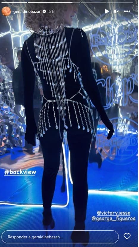 La actriz complementó su look con un atuendo 'total black' y un body de brillantes.