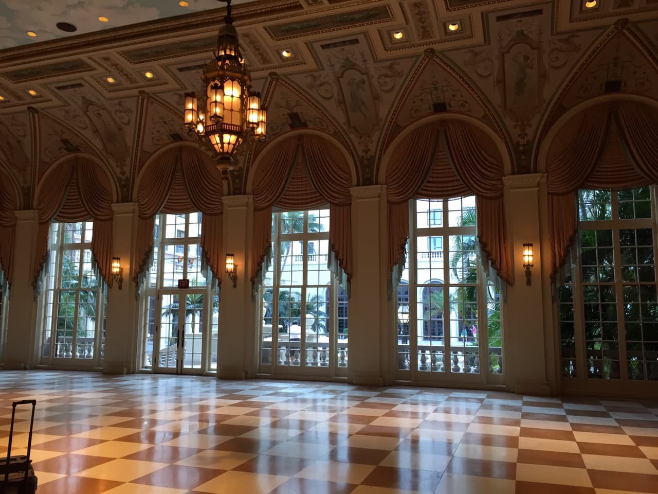 Las habitaciones donde se hospedaron los invitados tienen un costo de 600 a 3,500 dólares.