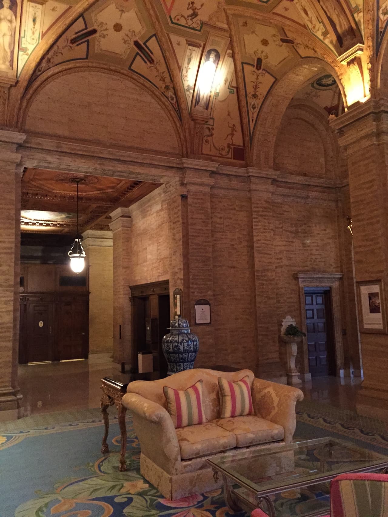 Tiene hermosos y altos techos y una decoración sumamente cuidada.