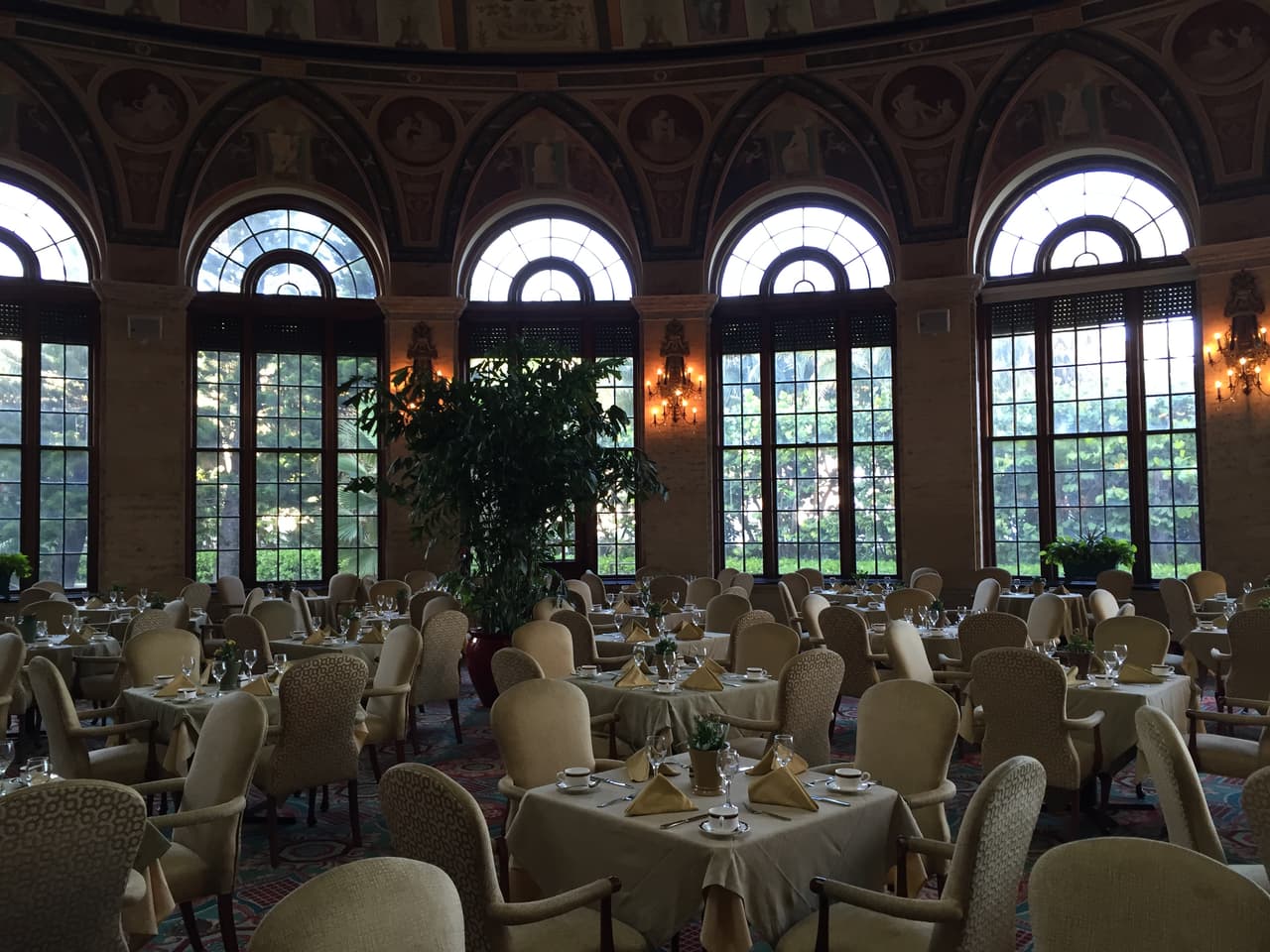 Cuenta con una decena de restaurantes y salones de eventos.