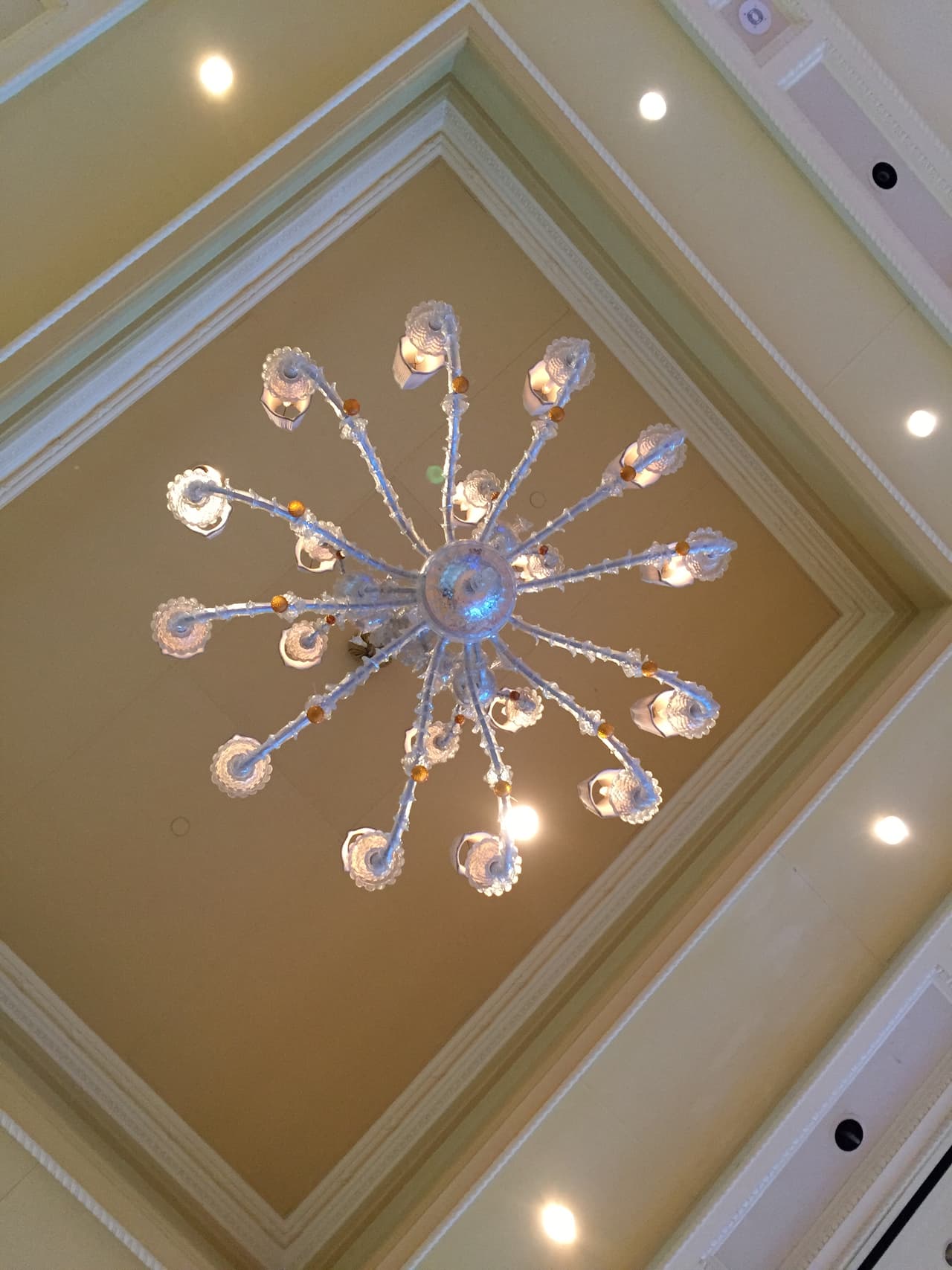 También candelabros finísimos que suben y bajan conforme a la necesidad del evento y ocasión.