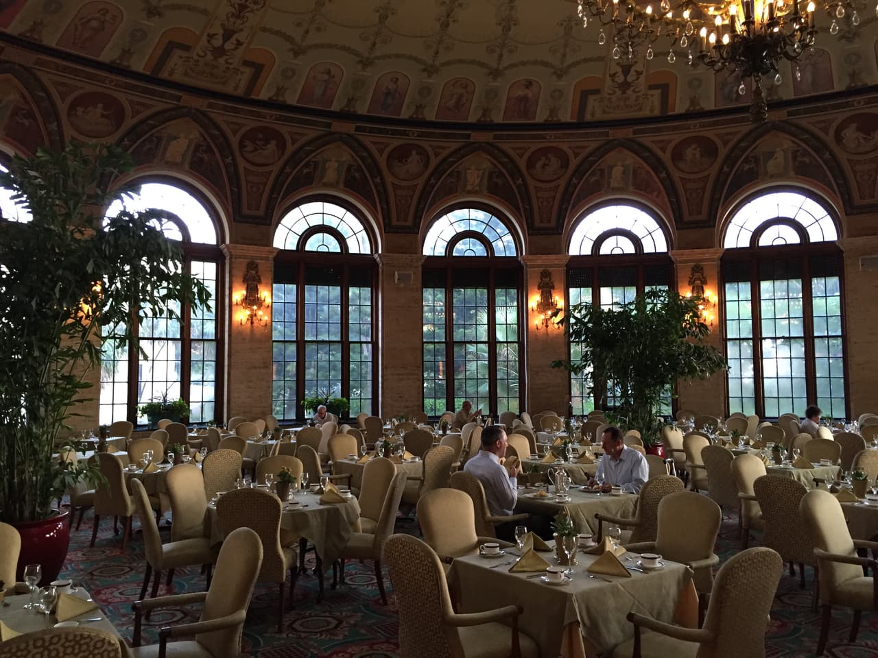 Los salones cuentan con persianas y cortinas que se cierran para una mayor privacidad.