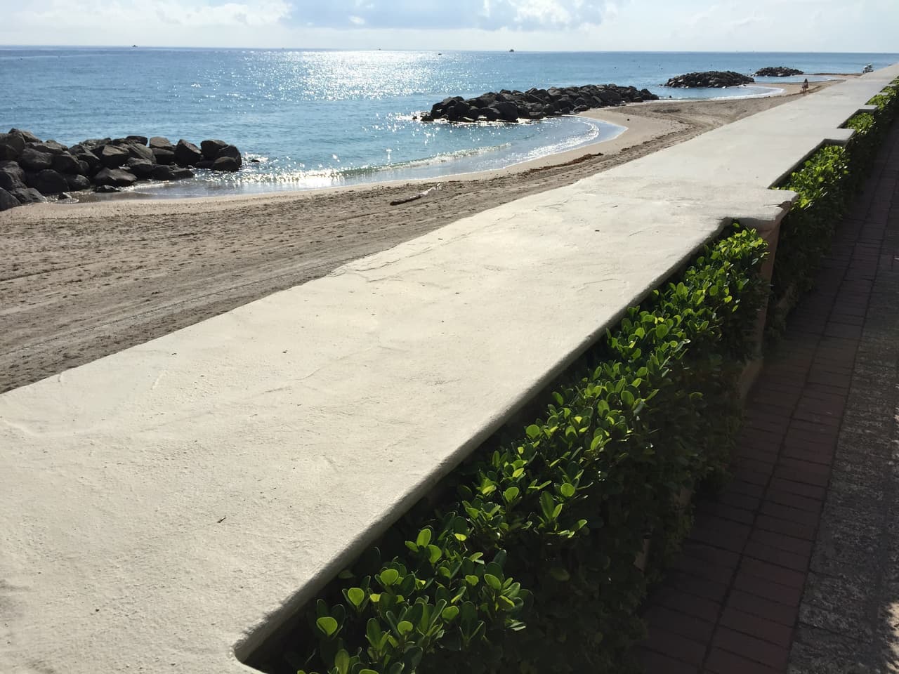 La playa es pequeña y muy privada, a prueba de paparazzi.