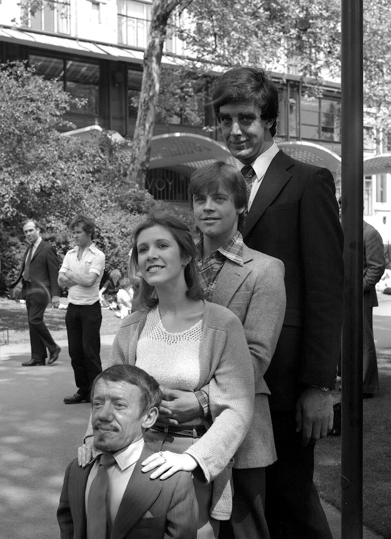 Curiosa imagen detrás de cámaras del elenco promoviendo la película, que fue 
<a href="http://www.afi.com/100years/movies.aspx">considerada por el American Film Institute como la número 15</a> en su listado de las 100 mejores cintas de todos los tiempos.