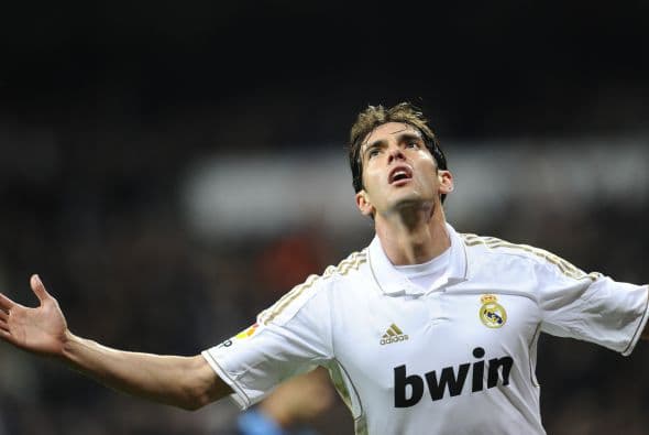 KAKÁ- Su salario por trabajar en el Real Madrid, y otros ingresos, le dieron a Kaká un pago total de 15.5 millones de euros, cifra que convertida a dólares ascendería a $20.5 millones.