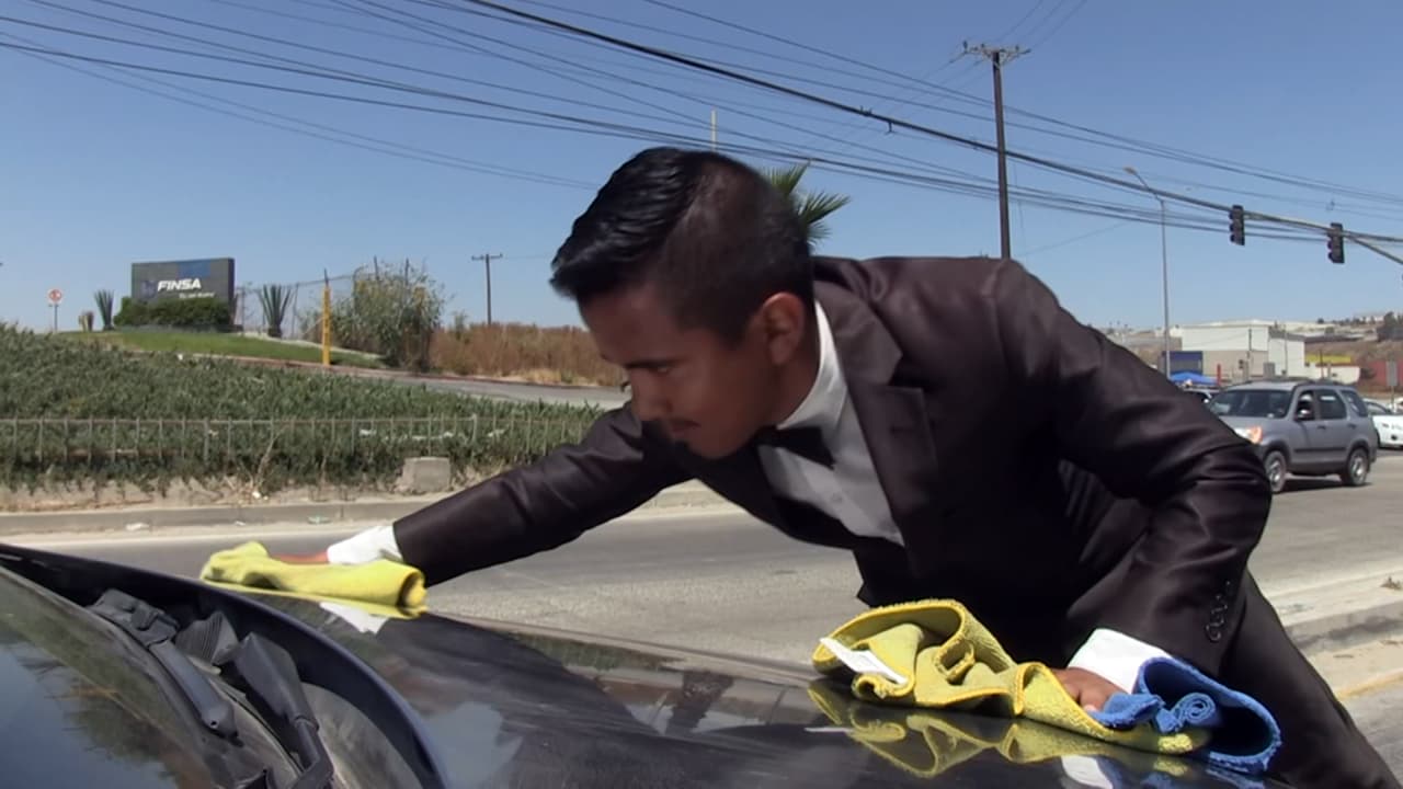  Limpia autos vestido con traje y corbatín: detrás hay un sueño y la lucha contra una enfermedad