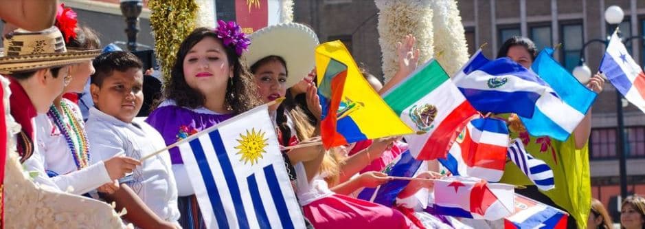 <h3 class="cms-H3-H3">Vuelve el Desfile de las Naciones</h3>
<br>El viernes 1 de octubre, el popular Desfile de las Naciones regresa con los estudiantes de Aurora como abanderados invitados que representan a más de 20 naciones latinas. A las 6 pm. en el Ayuntamiento de Aurora, la ceremonia del Desfile de las Naciones comenzará con una presentación especial seguida de un desfile por el centro de Aurora.