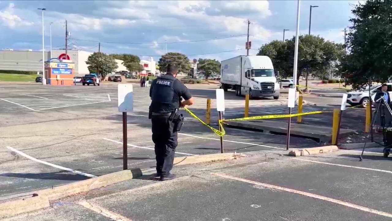 Agentes de la policía de Austin acordonaron el perímetro en el estacionamiento de una tienda Target, luego de un tiroteo que dejó tres personas muertas.