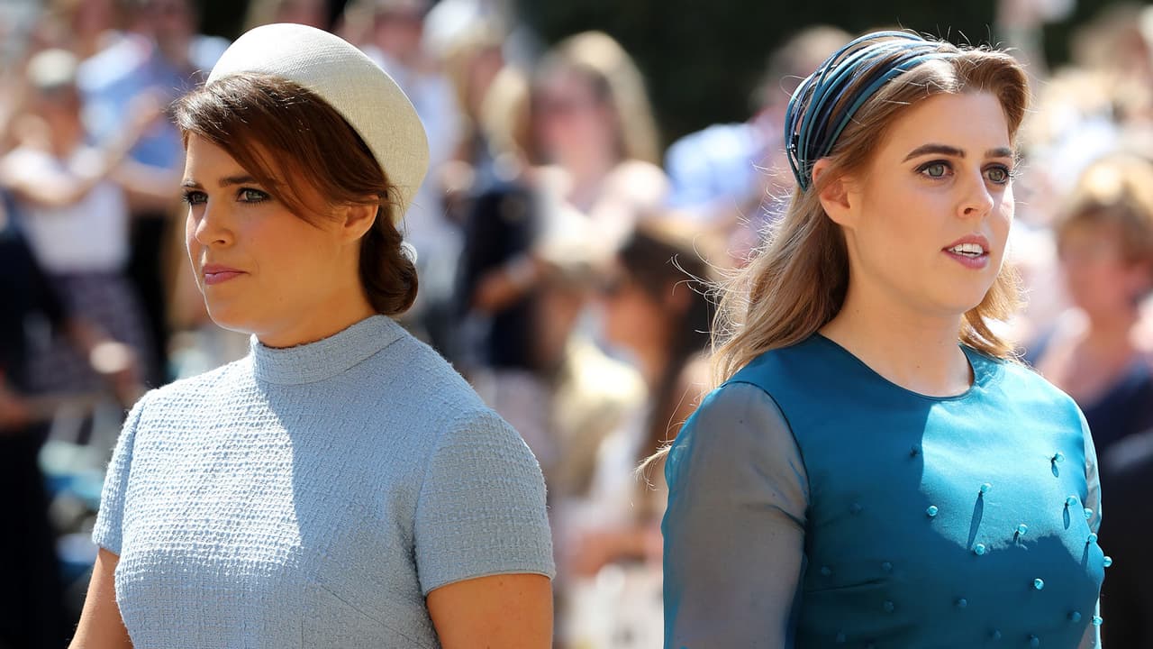 <b>Los (discretos) tocados de las primas de Harry</b>
<br>Beatrice y Eugenie (que también
<b><a href="https://www.univision.com/entretenimiento/es-princesa-trabaja-tiene-instagram-y-se-casa-con-un-tequilero-tienes-que-conocer-a-eugenie">se casa este año</a></b>), las primas del príncipe Harry, se han caracterizado por llevar tradicionalmente ostentosas piezas en la cabeza. De hecho, en la boda de Kate y el príncipe William fueron objeto de memes y videos virales gracias a sus tocados. En esta ocasión, fueron sorprendentemente discretas. Sus tocados eran de la línea londinense Bundle MacLaren: una con un tocado hecho de plumas del color de su vestido y otra con un clásico sombrero ‘pill box’ en color perla.
<br>