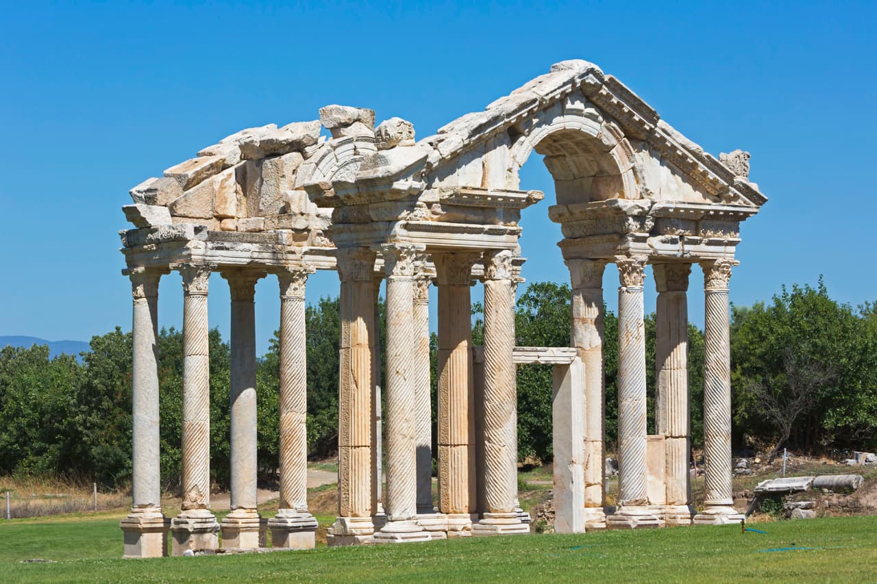 <b>Aphrodisias, Turquía.</b> La zona considerada patrimonio por la Unesco está conformada tanto por el sitio arqueológico de Aphrodisias como por las canteras de mármol al noreste de la ciudad. La riqueza de Aphrodisias vino de las canteras de mármol y el arte producido por sus escultores. El templo de Afrodita, en la fotografía, data del siglo III AC y la ciudad fue construida un siglo más tarde.