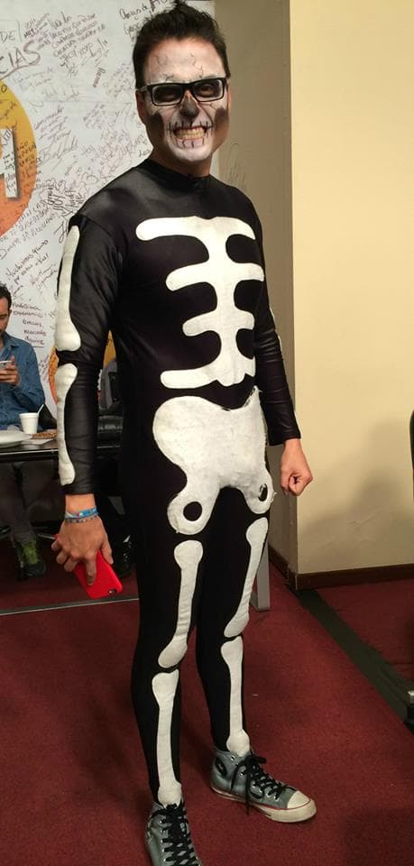 Morris está el los puritítos huesos.