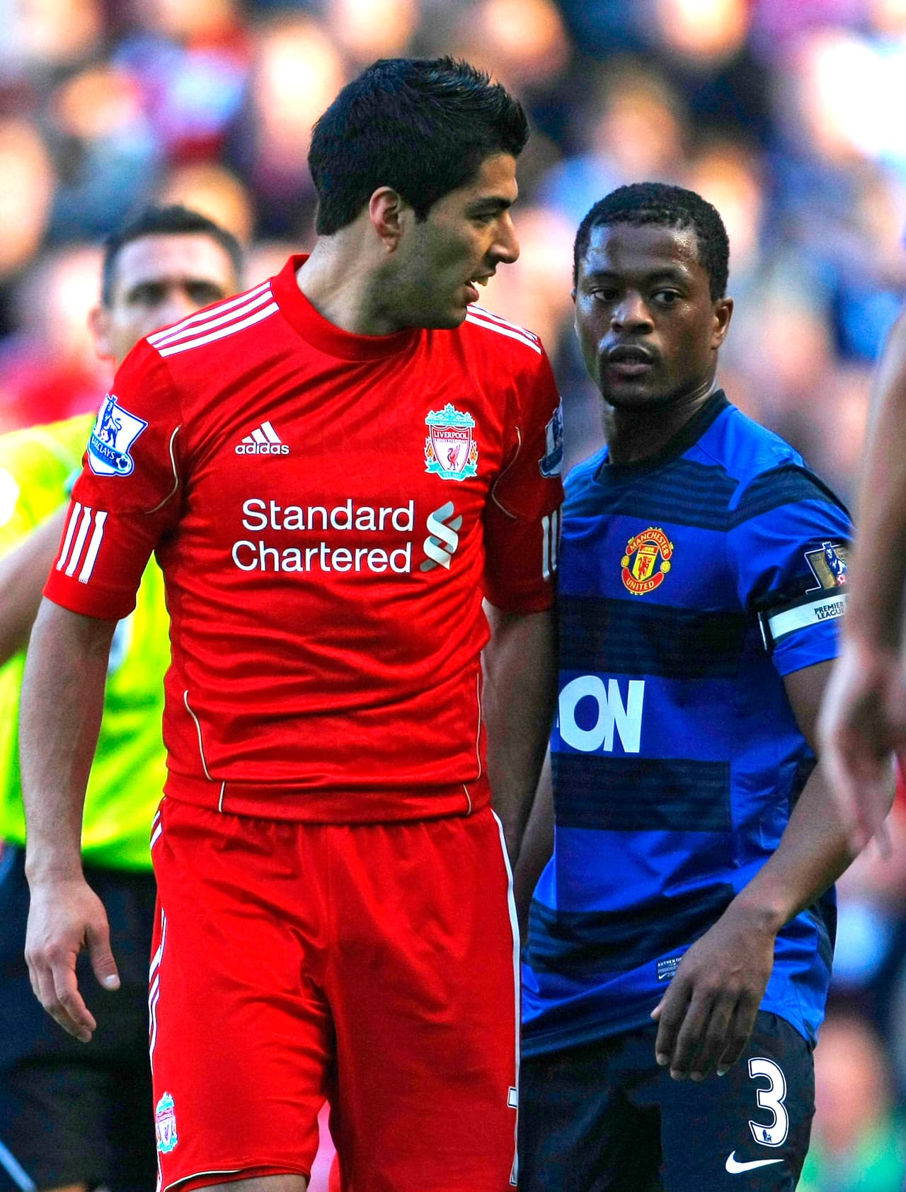 Patrice Evra fue víctima de Luis Suárez, en un partido le gritó más de ocho veces “negro”. Evra le preguntó por qué lo agredía, a lo que Suarez respondió: “porque eres negro”.