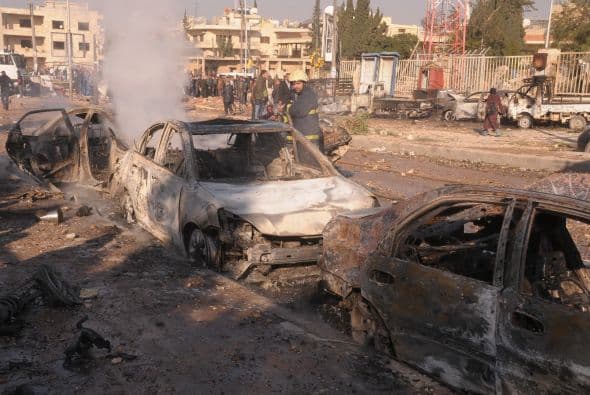 El tercer coche bomba fue dirigido contra un puesto de control en una carretera que conduce a la ciudad de Idlib, indicó el OSDH.