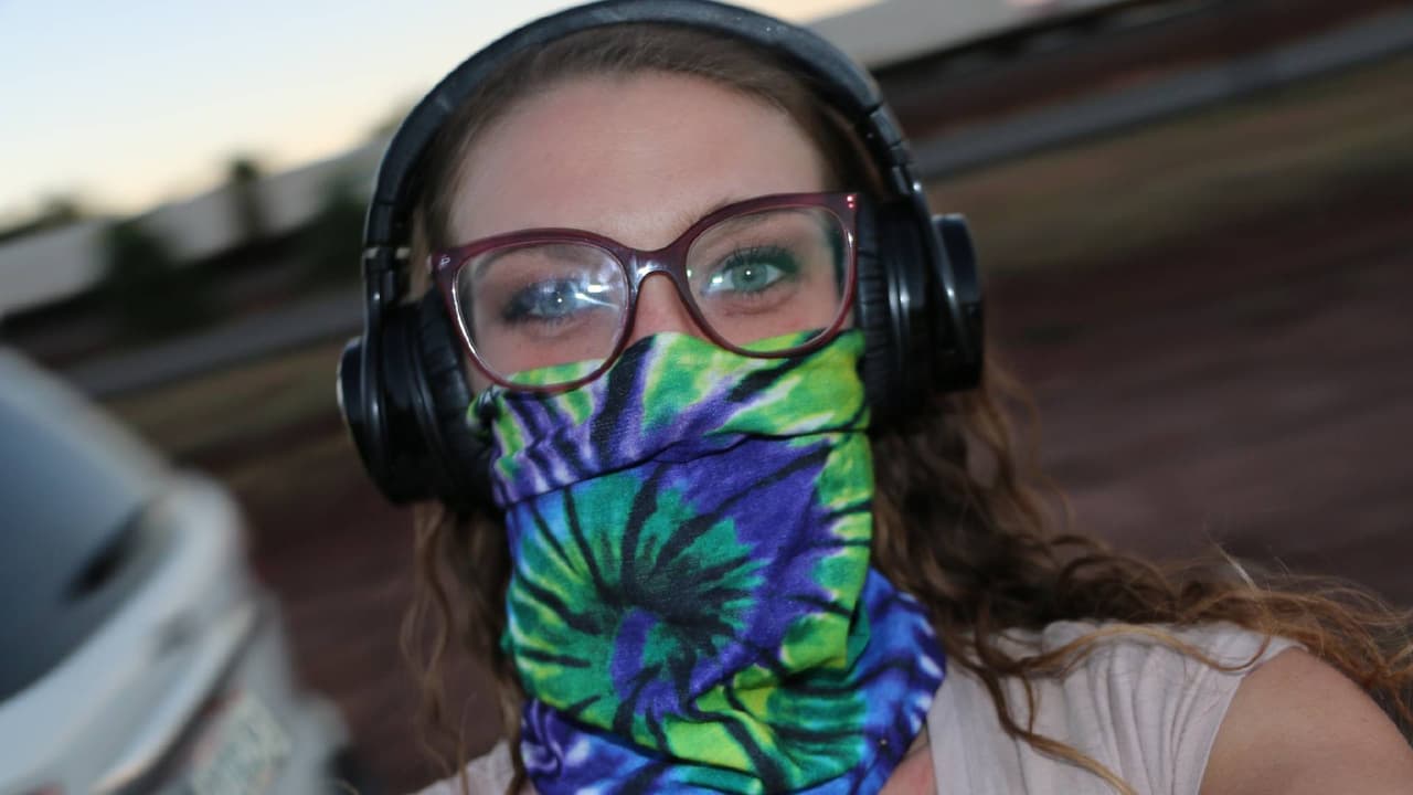 Chelse Grimm usaba una camisa de manga corta clara y una mascarilla de colores.