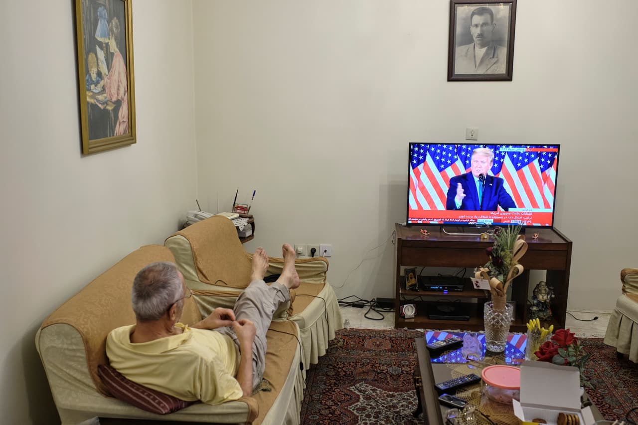 Un residente de Teherán, Irán, mira en televisión el discurso de Trump en la madrugada del miércoles. En esa alocución el mandatario hizo una declaración prematura de su victoria y amenazó con acudir a la Corte Suprema para detener los conteos en algunos estados que le resultaban favorables.
<br>