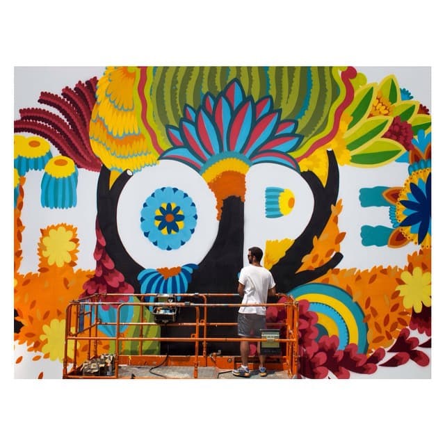 Empezaron haciendo grafitis a los 15 años en su barrio de Madrid y ahora dirigen uno de los estudios creativos más solicitados del momento. 
<a href="http://www.boamistura.com/">Boa Mistura</a> nació en 2010 con la idea de llevar el arte al día a día de las personas y de ayudar a comunidades en desarrollo. Gracias a su talento con el pincel y a la elección de sus lemas, sus fans se cuentan por miles.