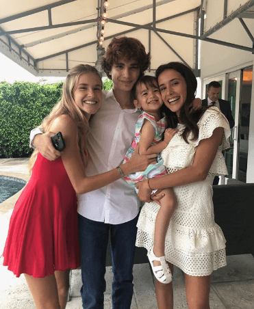 Prometiéndole que aunque esté lejos, pues pronto viajará a California para estudiar la Universidad, "yo a lo lejos siempre te estaré protegiendo".