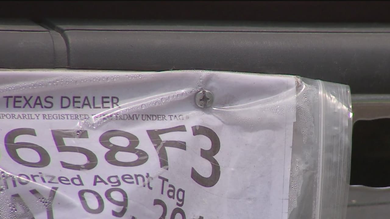 Los peligros y riesgos del uso de placas temporales de papel en autos